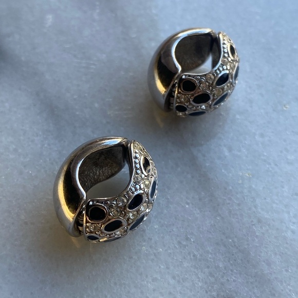 Beautiful dainty silver tone earrings - Picture 1 of 6